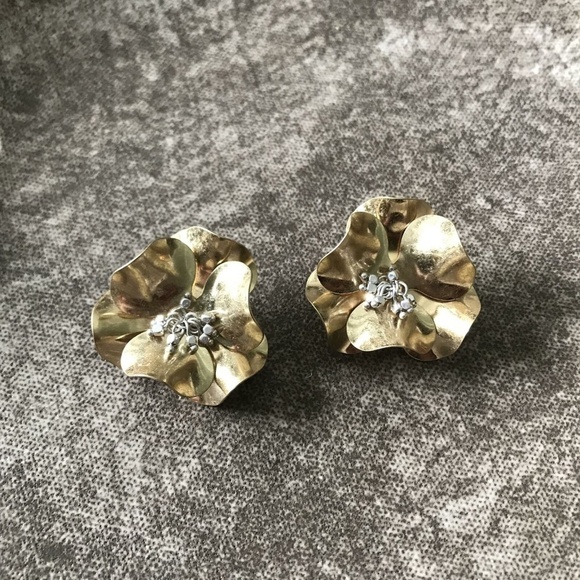 Earrings Gold Metal Flower Petals with Beaded Bud - Picture 1 of 1